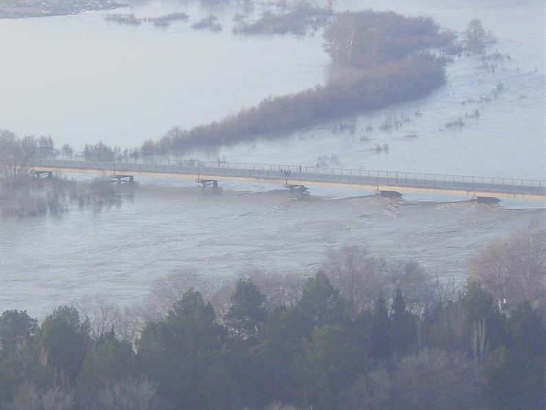 Crecida del Ebro el día 8-02-03 a su paso por la provincia de Zaragoza
