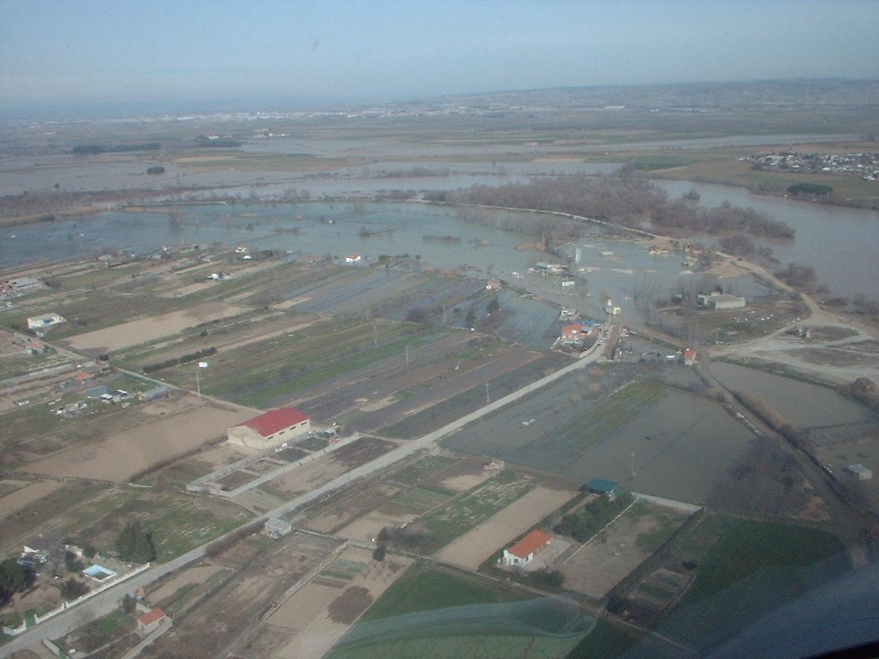 Crecida del Ebro el día 9-02-03 a su paso por la provincia de Zaragoza. 4.