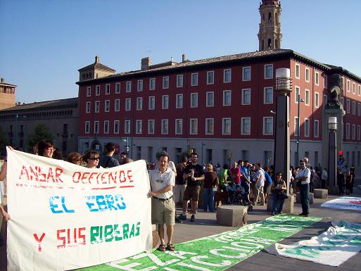 Abrazo por el Ebro en el Puente de Piedra de Zaragoza 15 septiembre de 2007 17